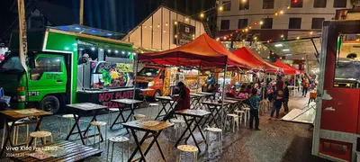 a food truck parked next to a market with tables at Hong Kong Hotel in Brinchang
