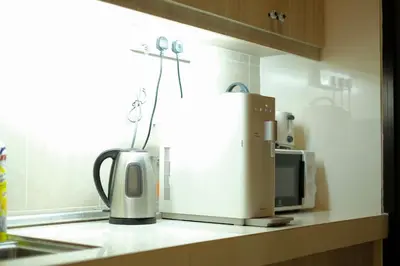 a kitchen counter with a coffee maker and a microwave at Brand New Apartment in Local Neighbourhood in Ringlet