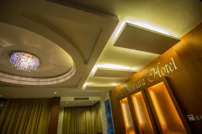 a building with a ceiling with a chandelier on it at Hotel Pen Mutiara in Kampong Batu Maung