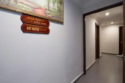 a sign that reads hot water on a wall in a hallway at Valley View Hotel in Lumut