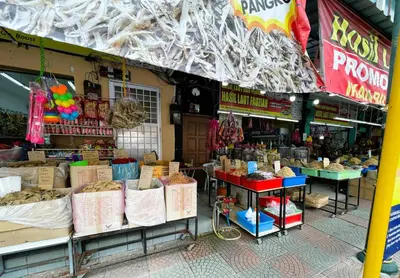 a market with many different types of food on display at Dindings Pantai Desair Apartment By DPD in Lumut