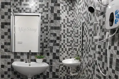 a bathroom with two sinks and a mirror at YipStay in Gopeng