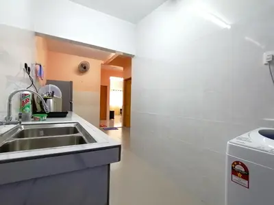 a kitchen with a sink and a stove at Mui Gim Homestay \u5927\u6e2f \u7f8e\u666f\u6c11\u5bbf in Sungai Besar