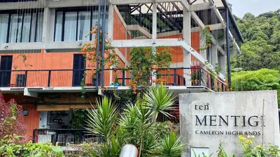 a building with a sign in front of it at Ten Mentigi in Tanah Rata
