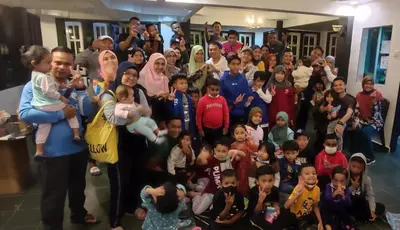 a large group of people posing for a picture at Hillview Inn Cameron Highlands PROMO in Tanah Rata