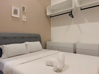 a bedroom with a bed with white sheets at 2BR Luxury Rooftop Swimming Pool Beacon Georgetown10pax \u65e0\u654c\u7f8e\u666f\u4e24\u623f\u6c11\u5bbf in George Town