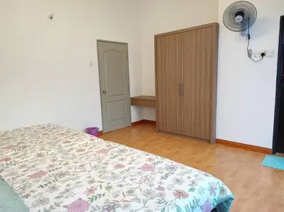 a bedroom with a bed and a wooden cabinet at W25 atGoldenHills NightMarket WiFi 4R in Brinchang
