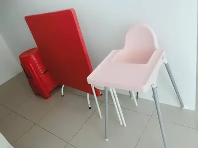 a white chair sitting next to a red wall at W5WarmStay@Golden Hill/Penthouse/WiFi/3R/NightMarket/2CarPark in Brinchang