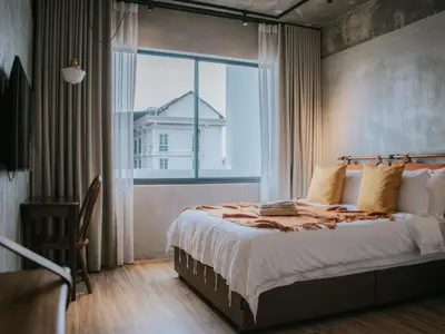 a bedroom with a large bed with a large window at Hotel Mokozoyo in George Town