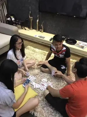 a group of people sitting on the floor playing cards at Pearl Rice Garden Japanese Style \u7c73\u6a02\u574a\u9802\u5c64\u65e5\u5f0f\u9ad8\u7ea7\u516c\u5bd3 in Sekincan