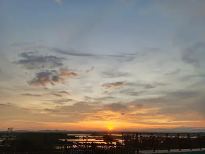 a sunset with the sun setting in the sky at Kampar Bonvoy Champs Elysees 4pax Homestay in Kampar