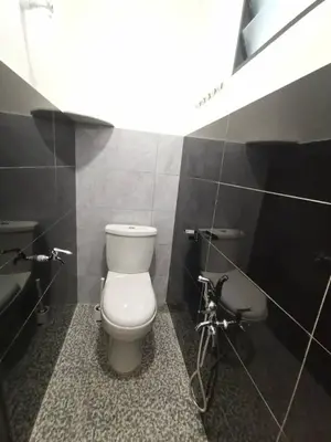 a bathroom with a toilet and a bike in it at Wellson Home Ipoh 58 10px \u5168\u65b0\u94fe\u63a5\u5f0f\u6c11\u5bbf\u6709\u4e24\u95f4 in Ipoh