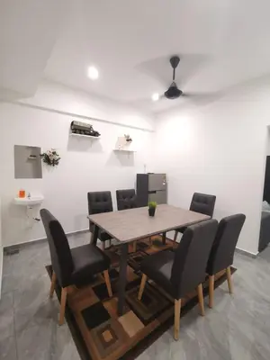 a dining room with a wooden table and chairs at Wellson Home Ipoh 58 10px \u5168\u65b0\u94fe\u63a5\u5f0f\u6c11\u5bbf\u6709\u4e24\u95f4 in Ipoh