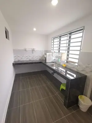 a kitchen with a desk in a room with a window at Wellson Home Ipoh 56 10px \u5168\u65b0\u94fe\u63a5\u5f0f\u6c11\u5bbf\u6709\u4e24\u95f4 in Ipoh