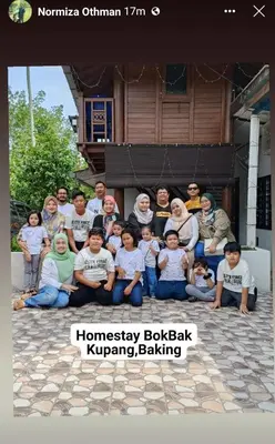a group of people posing for a picture in front of a house at Hometostay Bokbak Kupang in Kampong Baubak