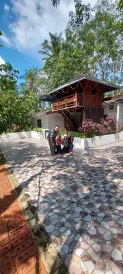 a couple of people standing in front of a building at Hometostay Bokbak Kupang in Kampong Baubak
