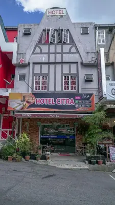 a building with a hotel with a sign on it at Hotel Citra in Brinchang