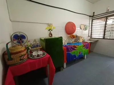 a room with two tables and a room with a tableablishthritisthritisthritisthritis at HEAWOOD GUEST HOUSE Sungai Siput in Sungai Siput