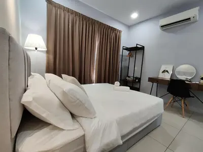 a bedroom with a bed with white sheets and pillows at PoolView Waterpark 300Mbps Ipoh Homestay Manhattan Condo 4-7pax 3bedroom Station 18 pengkalan in Ipoh