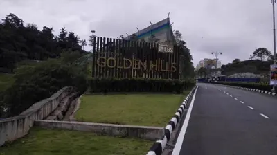 a sign that says golden hills on the side of a road at Salena Somersquare Goldenhills Tanah Rata(Pasar Malam) in Brinchang