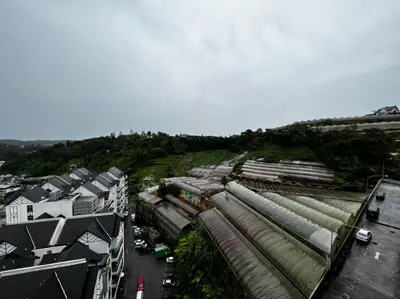 an overhead view of a city with buildings and a street at Stoberi CekelatHomestay in Brinchang
