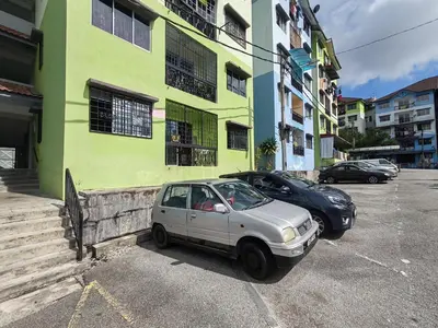 two cars parked in a parking lot in front of a building at ZE II Homestay_Cameron in Tanah Rata