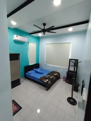 a room with a bed and a ceiling fan at KS Villa Homestay Kuala Kubu Bharu in Kampong Peruntun