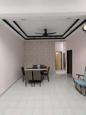 a dining room with a table and chairs and a ceiling at KS Villa Homestay Kuala Kubu Bharu in Kampong Peruntun