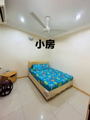 a bedroom with a bed and a ceiling fan at Hotel Langkap LW \u51b7\u7532\u9152\u5e97 in Kampung Degong