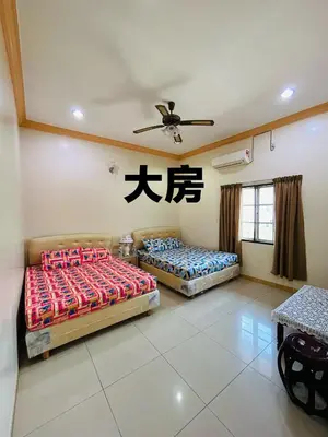 a room with two beds and a ceiling fan at Hotel Langkap LW \u51b7\u7532\u9152\u5e97 in Kampung Degong