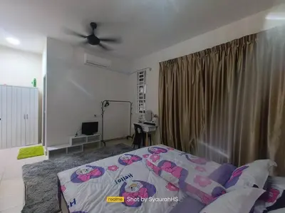 a bedroom with a bed and a ceiling fan at Syaurah Homestay Bagan Serai Dua Tingkat 4 Bilik in Bagan Serai