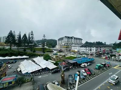 a city with a street with a lot of traffic at Ar Rayyan Hotel in Tanah Rata