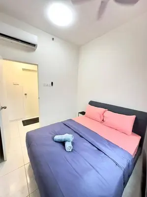 a bedroom with a bed with pink and blue sheets at TheSun #BayanLepas#QueensbayMall#PISA#USM in Bayan Lepas